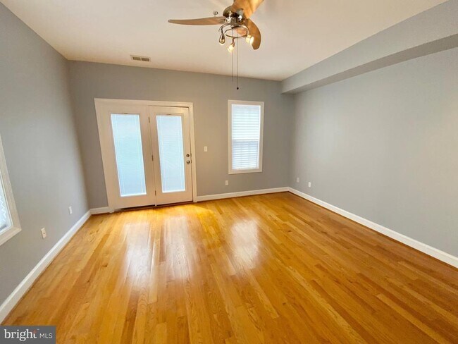 Building Photo - 812 5th St NE