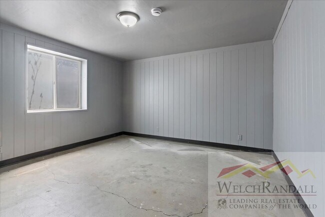 Building Photo - Spacious Single Family Home With Attached ...
