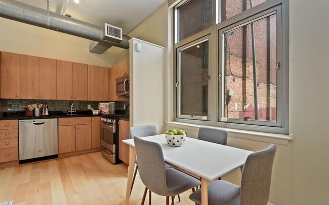 Building Photo - Incredible Luxury 2BR/2BA Condo Includes G...