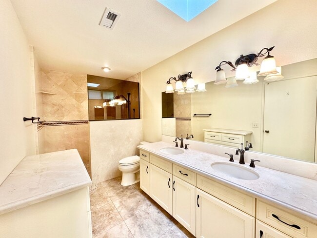 Building Photo - 1467 Knoll Park Ln