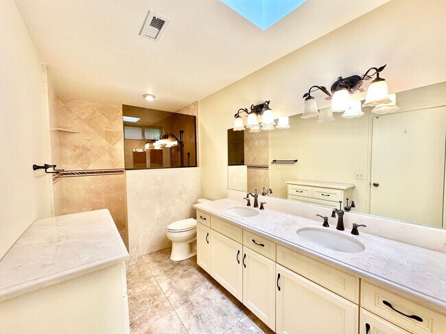 Building Photo - Beautiful Custom Home in Fallbrook, just m...