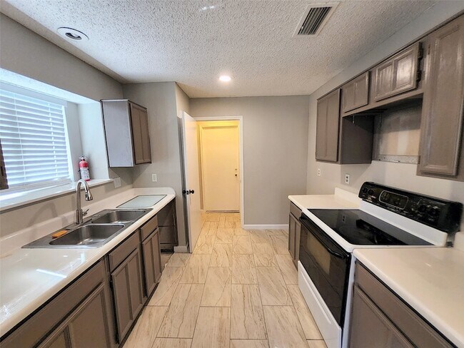 Building Photo - 2641 Berkshire Ln