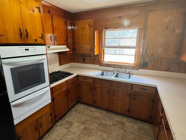 Building Photo - 3 Bedroom Brick House