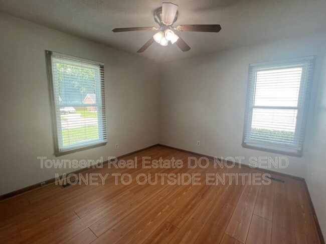 Building Photo - 6149 Lakeway Dr