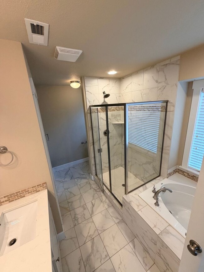 Building Photo - 4bed/2.5 Bath Craftsman in Kenton