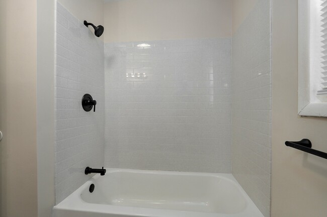 Building Photo - 530 S Weller Ave