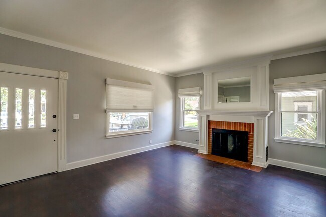 Building Photo - Gorgeous Home in Old Towne Orange