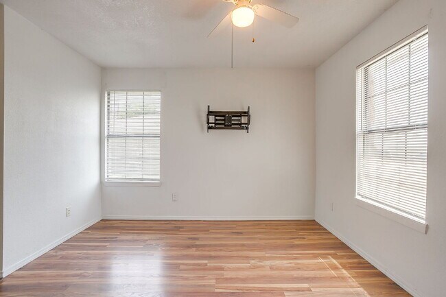Building Photo - Charming 2-Bedroom Duplex Retreat on White...