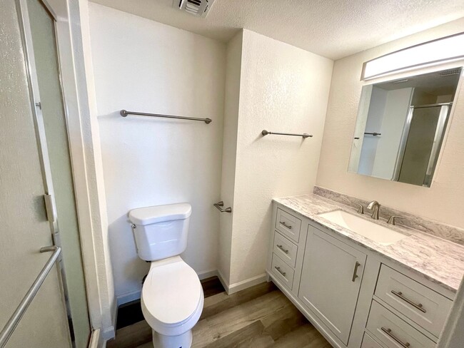 Building Photo - Beautifully Remodeled Large 3 Bedroom 2 Ba...