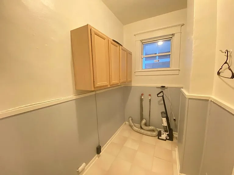 Building Photo - 42 W 6th Ave