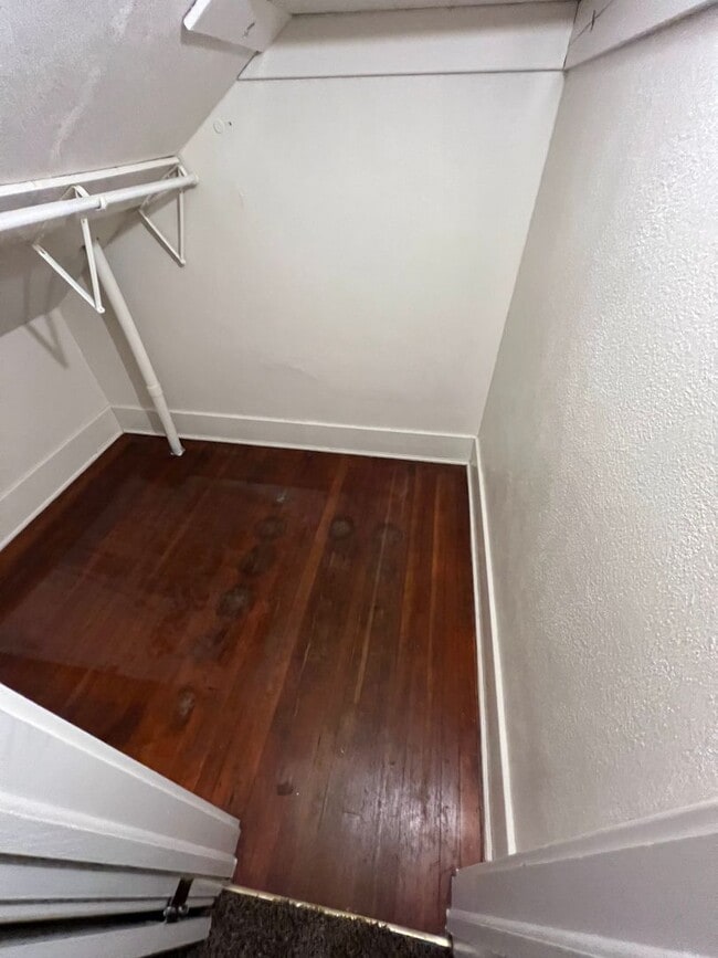 Building Photo - Charming and Spacious 4 Bed, 2.5 Bath Home near Downtown