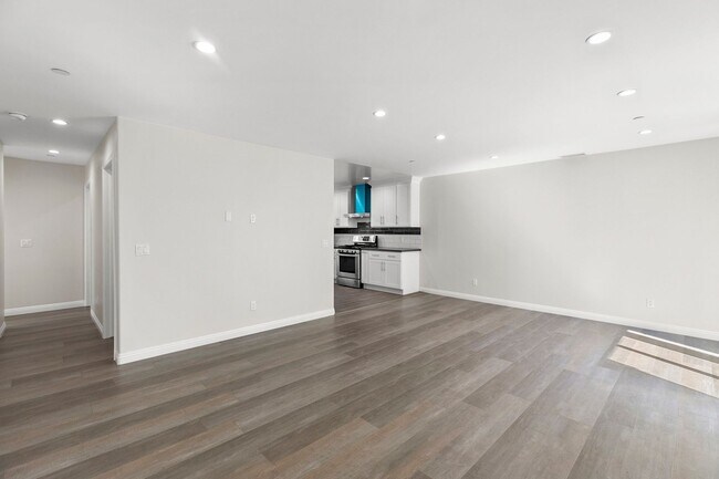 Building Photo - 3 Bedroom & 2.5 Bathroom Townhome with 2 Car Garage & Laundry