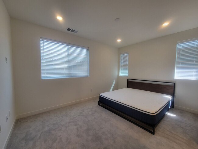 Building Photo - Two-bedroom, two-and-a-half-bath tri-level townhouse located in Arcadia, CA