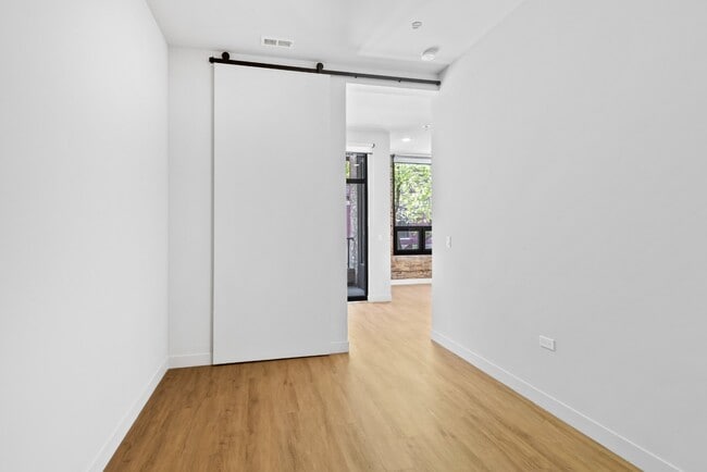 Building Photo - Premiere West Loop 1 Bed/ 1 Bath! Condo Quality Interiors! 4/1 Availability Date!