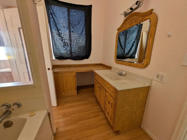 Building Photo - 406 W 4th Ave