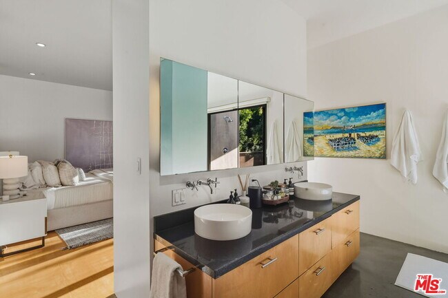 Building Photo - 1849 Fox Hills Dr