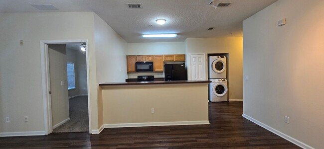 Building Photo - Willow Ridge - Ground Level Condo