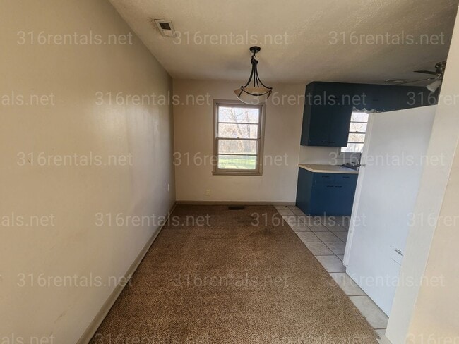Building Photo - $1195 - 3 bedroom / 1 bathroom - Single Family Home