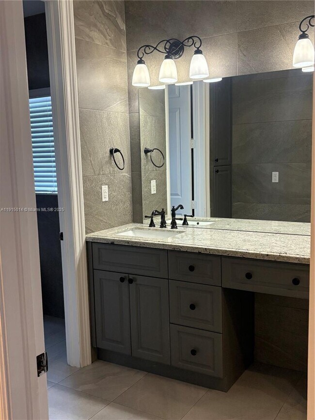 Building Photo - 819 E 26th St