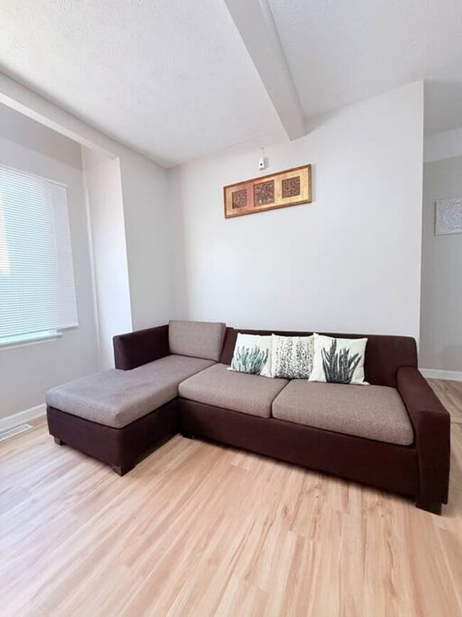 Building Photo - Fully Furnished Home close to UNL Campuses