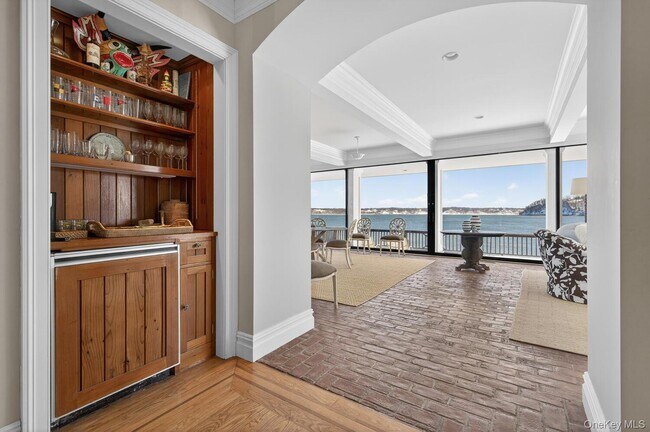 Building Photo - 336 Centre Island Rd