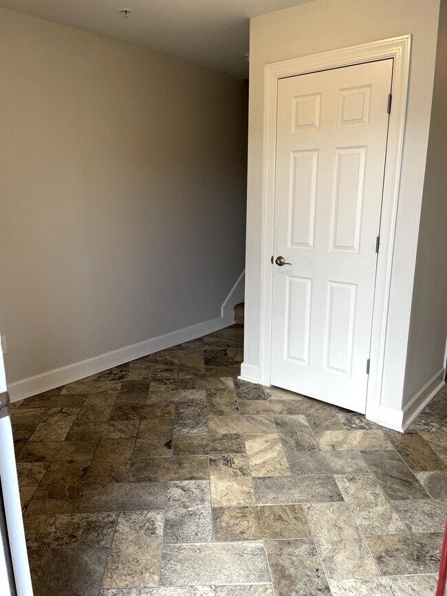 Foyer 2 - 164 Justin Dr