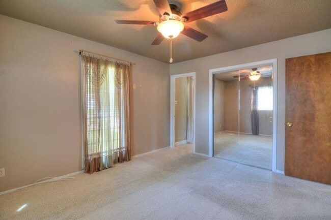 Building Photo - 3 bedroom / 2 bath ranch!