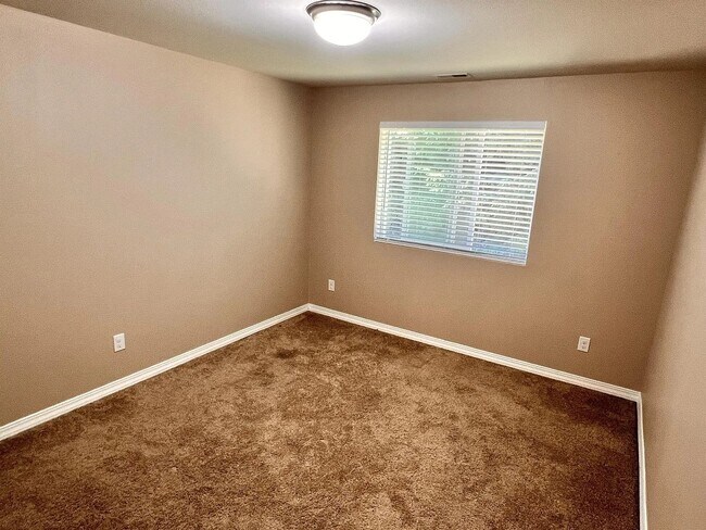 Building Photo - Beautiful Spacious 4bd 2bath Available Oct...