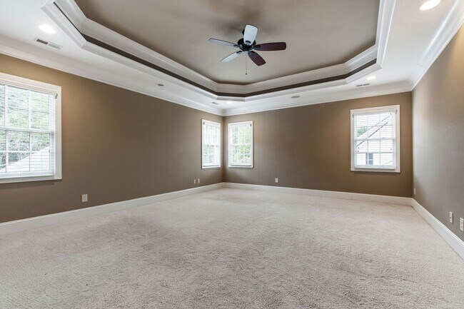 Building Photo - Elegant 5-Bedroom Residence with Luxurious...