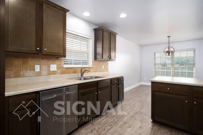 Building Photo - 473 River Crest Dr N