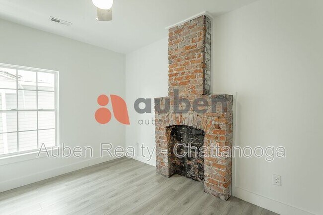 Building Photo - 1813 E 4th St