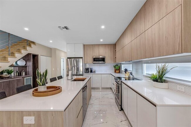 Building Photo - 811 SW 10th Terrace