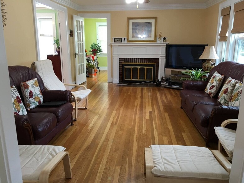 Living room - 340 Common St