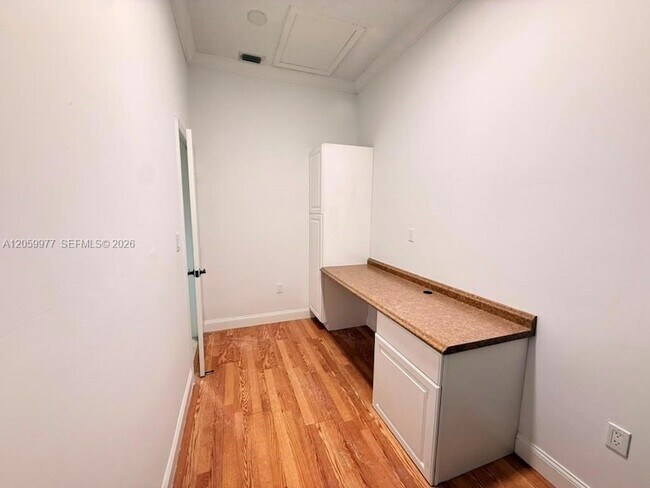 Building Photo - 420 SE 23rd Ln