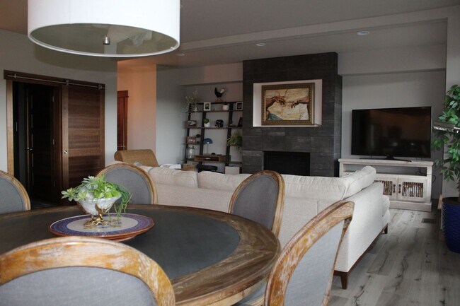 Building Photo - Stunning Fully Furnished Townhome with Lake Views