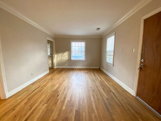 Building Photo - 3 bedroom 1 bath near the university of Me...
