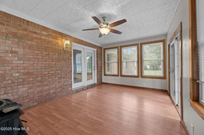 Building Photo - 506 River Rd