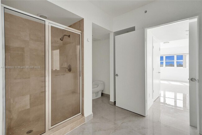 Building Photo - 14951 Royal Oaks Ln