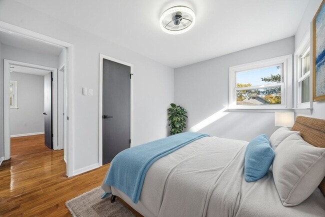 Building Photo - 14921 Lincoln Ave