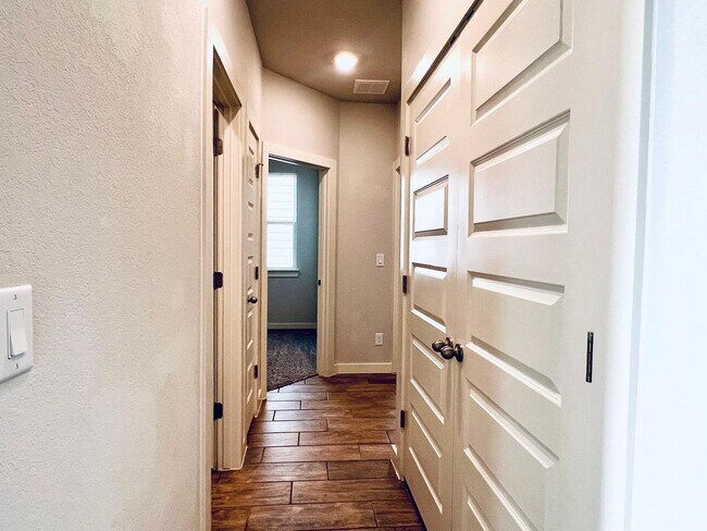 Building Photo - $500 OFF ON FIRST MONTH'S RENT! APPLICATION FEE WAIVED!  Modern 3BD/2BA Home in Blue Ridge Ranch ...