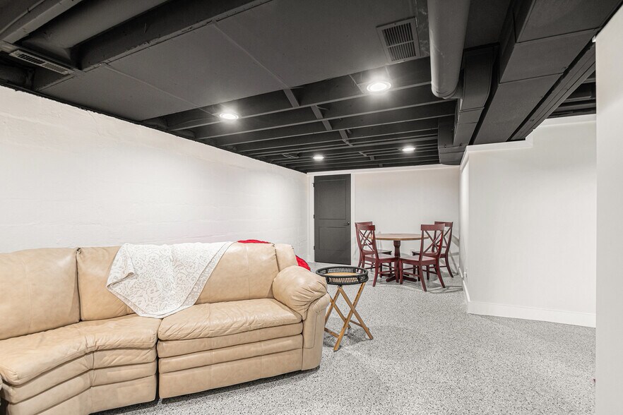 Building Photo - 206 Academy St