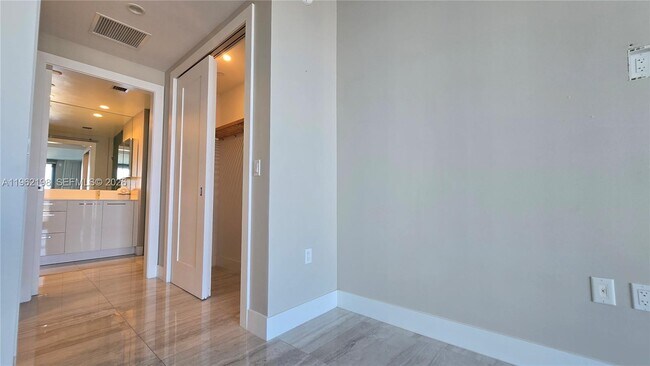 Building Photo - 100 E Las Olas Blvd