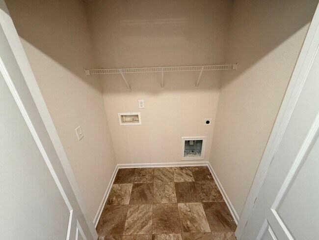 Building Photo - Lovely 3 bedroom/2.5 bath townhome