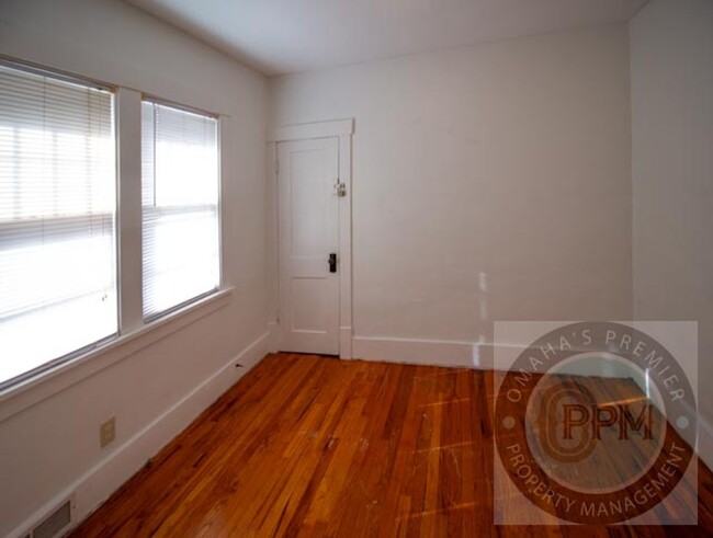 Building Photo - Cozy renovated 2 bedroom 1 bath in the hea...