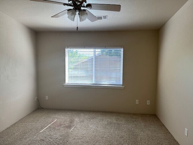 Building Photo - COME HOME TO COMFORT TO THIS 3 BEDROOM HOM...