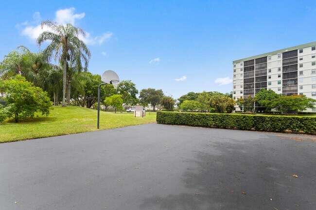 Building Photo - 2312 S Cypress Bend Dr