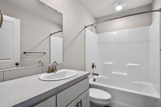Building Photo - 1/2 month of free rent with a lease signed...
