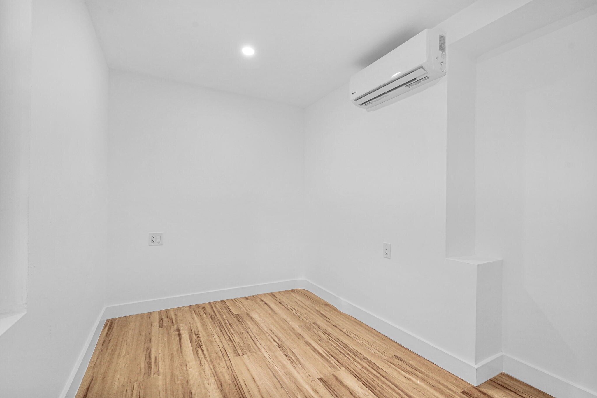 Building Photo - 2419 Coolidge St