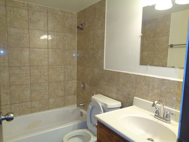 Building Photo - 14785 Lake View Dr