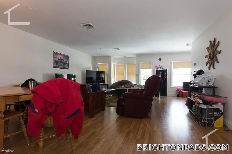 Building Photo - 8 Glencoe St